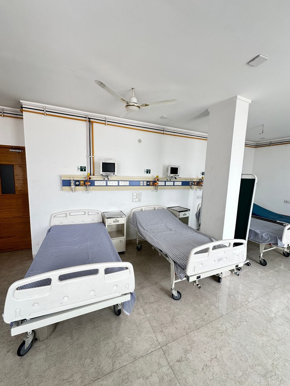 Ward with hospital beds and bedside monitors